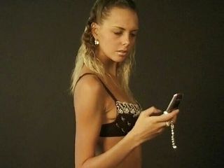Flash Model Amateurs: Morena em lingerie no telefone