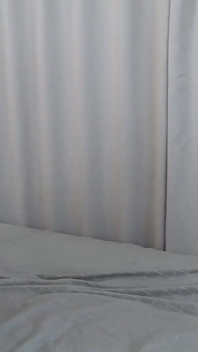 Es pequeña con grandes tetas que no puede decir que no. Ella tiene un hermoso cuerpo blanco que brilla