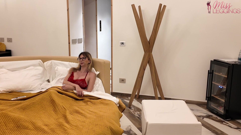 MissLeggings: 허풍쟁이 의붓아들은 비아그라를 복용한 척하며 새어머니를 설득해 발기를 달래게 하는 데 성공한다