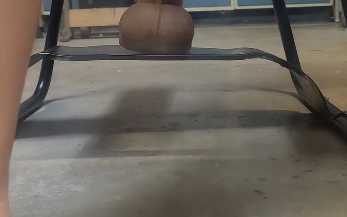 Lb13702: Un grande dildo hankey sulla sedia da sesso rimbalzante