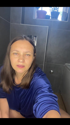 Crypto Mommy: 成年男孩总是得到最好的最热辣和最淫荡的熟女