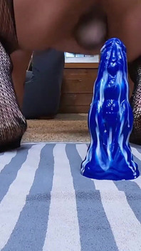 Awek transeksual gemuk mencuba dildo besar