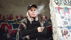 Fetish Videos By Alex: Blonďatá dáma kouří elektronickou cigaretu