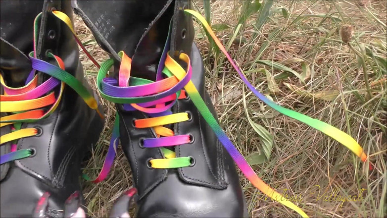 Mxtress Valleycat: Close up boot cleaning