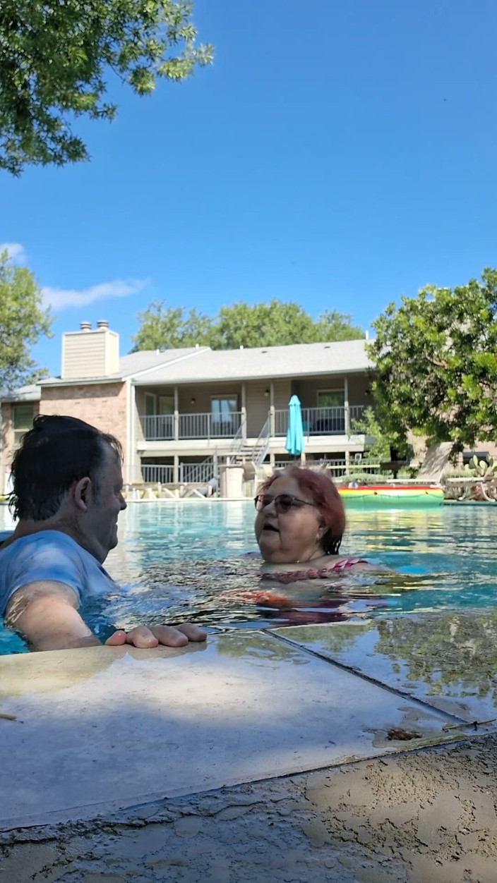 BBW nurse Vicki adventures with friends: BBW Couple Love to Kissing the Pool!