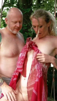 Oude Man Neukt Skinny Blonde GILF Met Saggy Tits in De Tuin, Squirt En Krijgt Sperma in Haar Mond