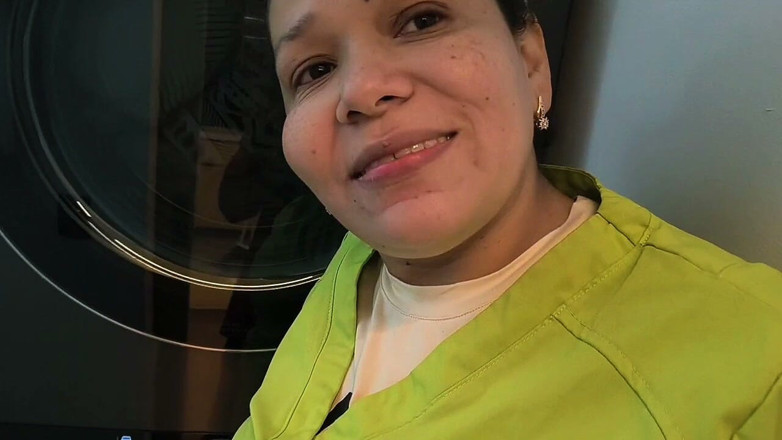 Milfcaliente69: Zatrudniłem mamuśkę pokojówkę, a ona jest bardzo niegrzeczna, uwielbiam widzieć...