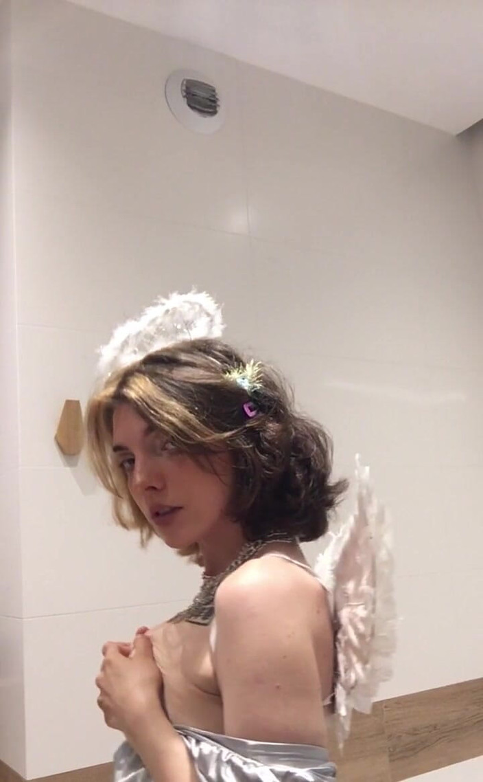 Soft Vulgar: Podría ser tu ángel, divirtiéndome con mis disfraces últimamente, espero que también...