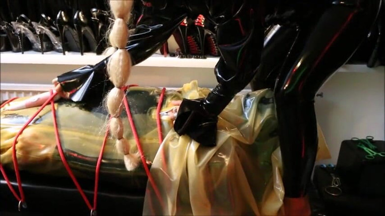 Rubber And Bondage Girl Kim: Prendere in giro un impotente schiavo di gomma