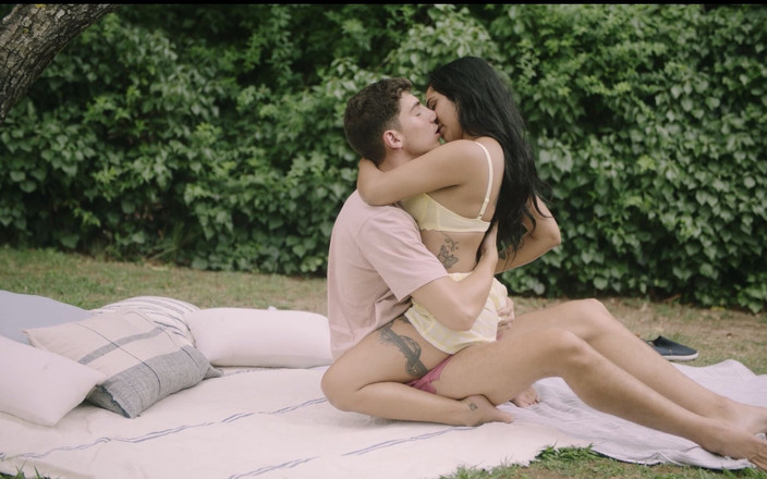 Yasmina Khan: Sex Na Zahradě Během Spánku S Mým Manželem - Yasminou Khanovou