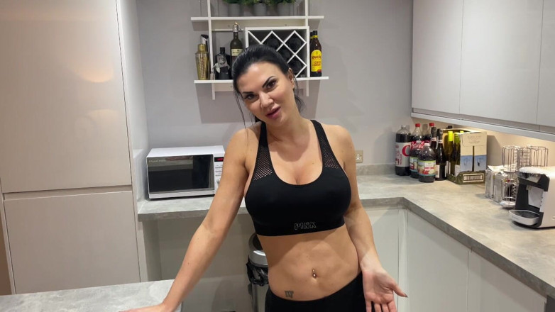 Jasmine Jae: Elixir Daripada Belia Ibu Tiri