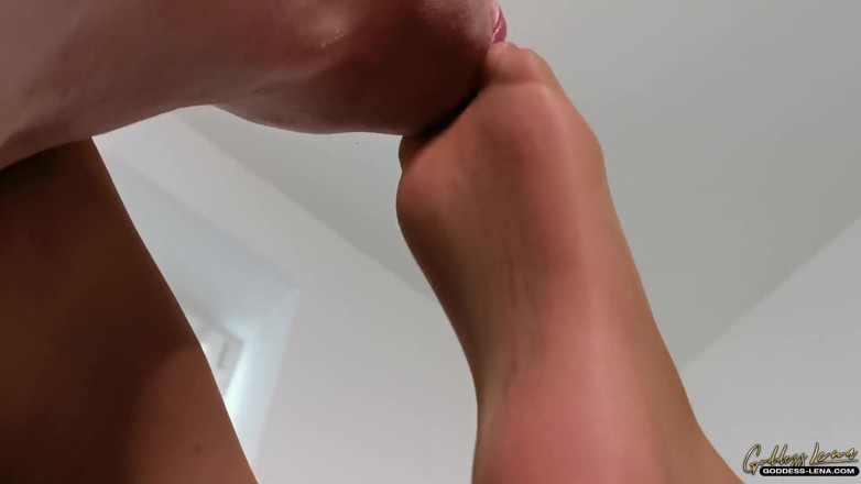 Goddess Lena: Servitoarea mea sexy cu picioare în ciorapi din nailon