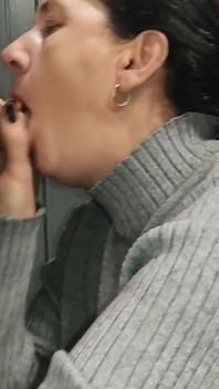 Une MILF Mature Suce Et Se Fait Éjaculer Dans La Bouche