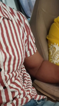 Je l’ai convaincue de montrer ses seins dans la voiture en public risqué dans la nature