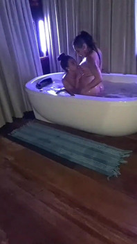 Một bữa tiệc khác trong bồn tắm nước nóng với vợ và người bạn