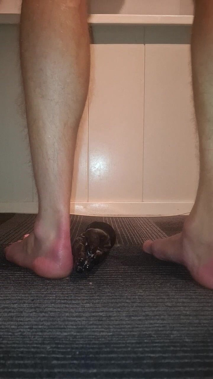 NoFace Twink X: 거대한 피스팅 장난감을 따먹는 걸 좋아하는 핫한 게이 Twink