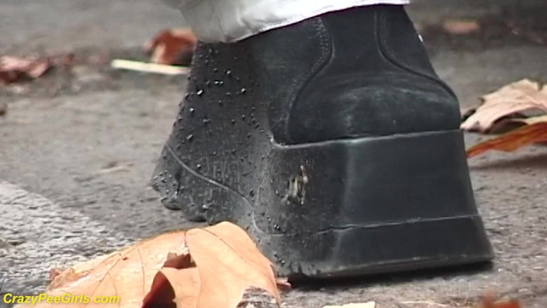 Crazy pee girls: Ragazza fa pipì tra le macchine