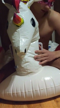 Corcunda seca no meu unicórnio inflável