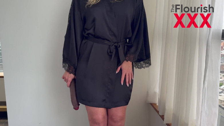 The Flourish XXX: Стюардессе Fiona, инструкция по дрочке, большой черный член, соло с дилдо