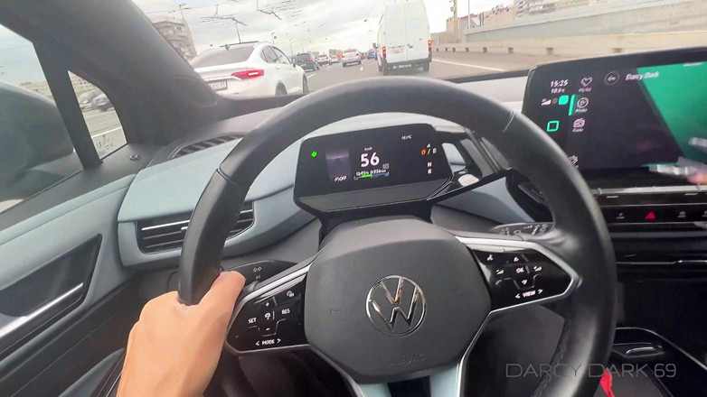 Darcy Dark: 運転手と市内のタクシーでクソ