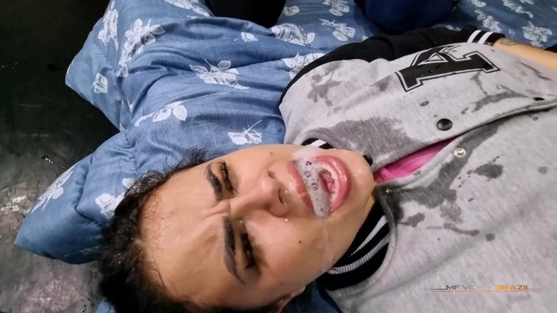 FetishKing: Tragar saliva en gang bang extremo - por top chicas