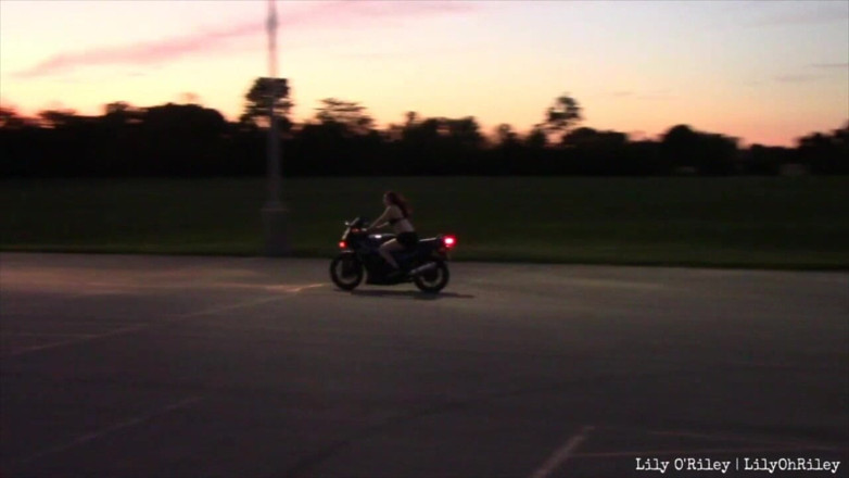Lily O'Riley: Biquíni Sportbike Riding (wmv)