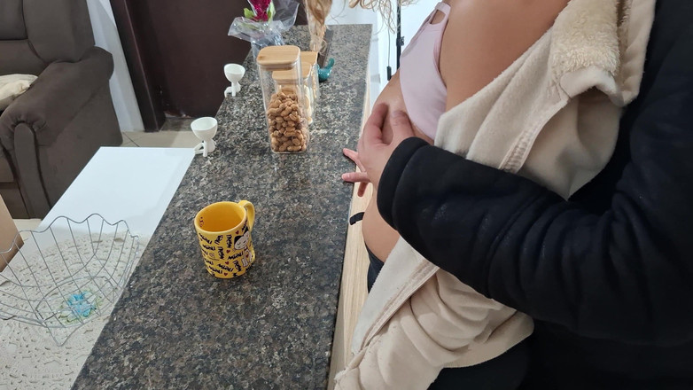 Gabi SweetCouplesStories: 一个继女在吃早餐时感到惊讶。