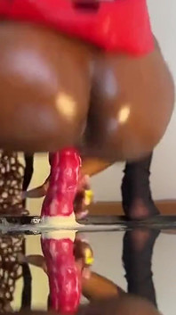 Ekstremalne kobiecy wytrysk podczas pozbycia się dildo