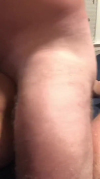 Hete milf neemt een grote dildo, wordt grote spuiten geneukt en komt klaar op rijpe oma