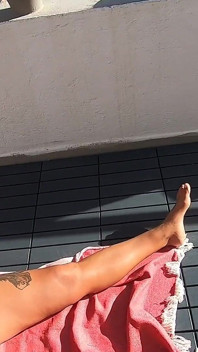 Pancut ke dalam mulut teman wanita semasa dia berjemur