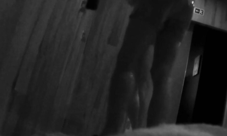 AmateurBoysPissing: 체육관 공공 샤워에서 새아빠에게 오줌을 싸는 수줍은 배다른 아들