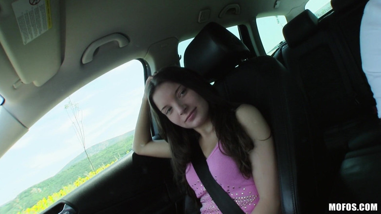 Stranded Teens: Osierocone nastolatka - plączące się języki z autostopowiczem, Anitą Berlusconi uwielbia...
