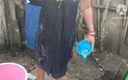 Anit studio: Rijpe vrouw giet graag water over zichzelf met kleren aan