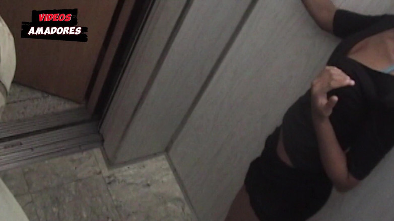 Amateurs videos: Asansör kamerası evli komşusünü başka bir adamla sikişirken yakalıyor