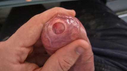 GloomyChase977: 未割包皮的大爸爸..紧包皮包皮玩，precum flood和射精