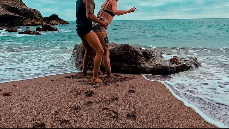 MaskCouple: Sex på stranden! Rullar och tar sperma i fitta