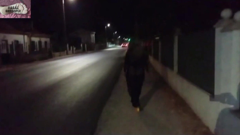 CasalGresopio: Mel s’exhibe en public au bord de la route 13