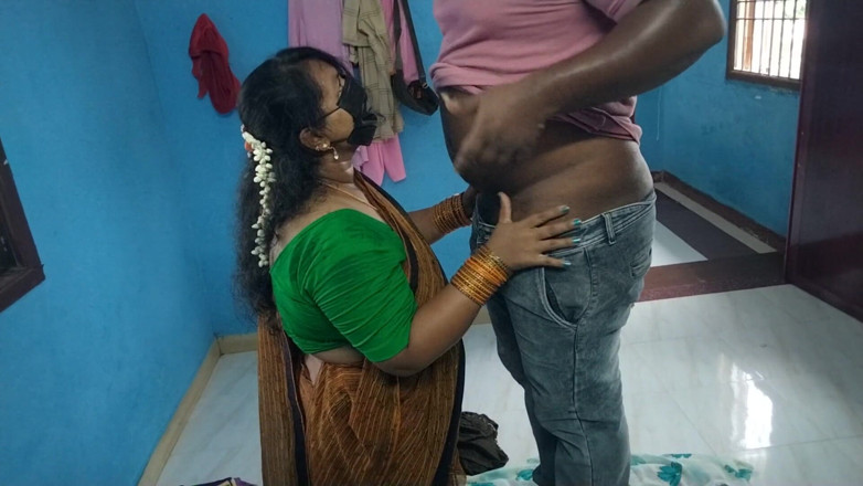 Tamil lesbian: 家の所有者と電気技師のセックス.hotセクシーな話