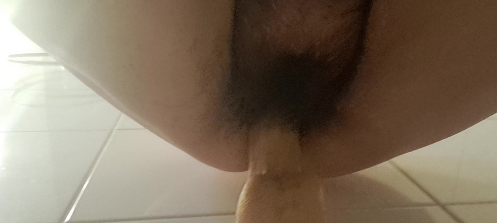 Mommy big hairy pussy: Belle-mère baise avec un gode dans la salle de bain