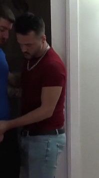 Dany patron porno yıldızı Rico Vega tarafından korunmasız sikiliyor