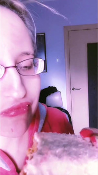 Asmr kırmızı ruj ve mini pasta yeme