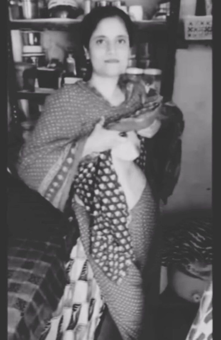 Rishi: ジジュ・チョド・ナ・コイ・アジャエガ 妻は キ・フレンド・コ・キッチン 僕は ルンド・チュサヤ・フィール ベッドルーム 僕は リヤ・ケ・チュット・チャティ・トゥ・ムジャ・アーギャ