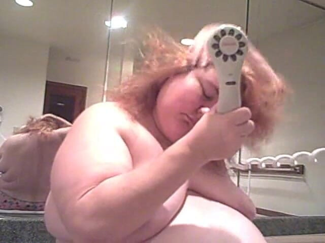 BBW nurse Vicki adventures with friends: Milf grandota pelirroja chupa el pelo seco desnudo