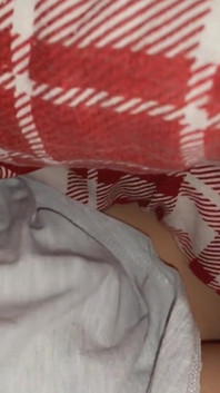Gimana caranya orgasme tanpa tangan? Memek cewek mungil ini dientot habis-habisan pakai bantal