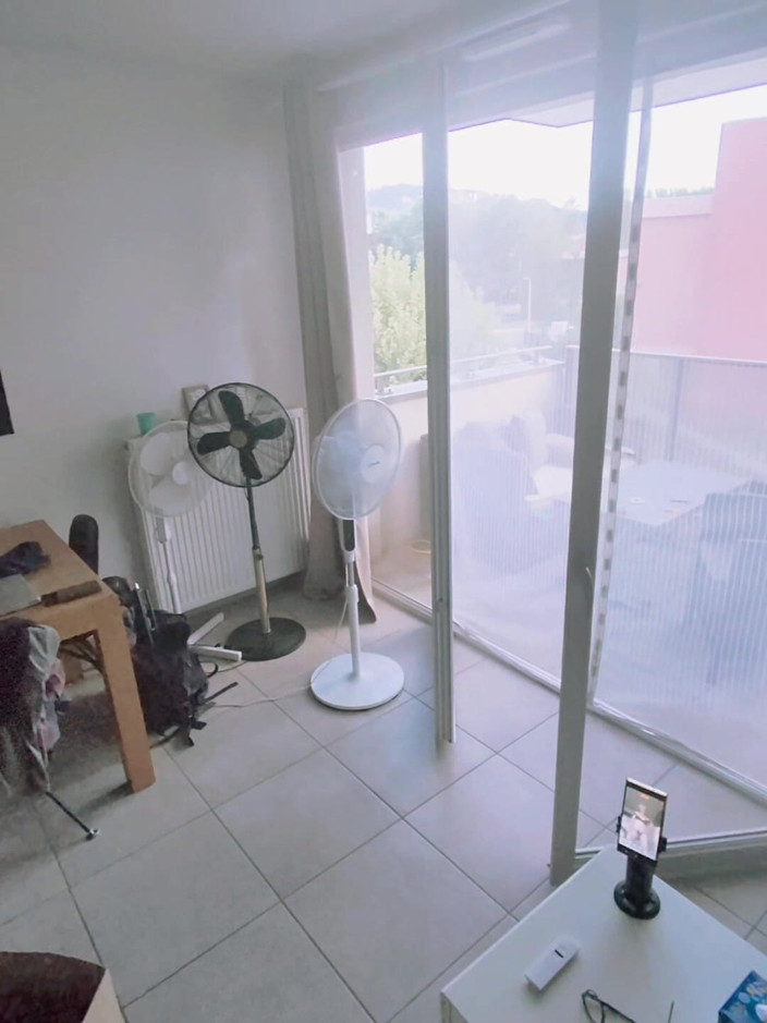 Sofy13: Depois de um boquete, ele abre minha calcinha, me fode...