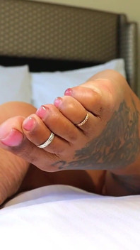 Diosa grandota Sole Asmr - pies arrugados y sábanas blancas, adoración de pies silenciosos para adictos