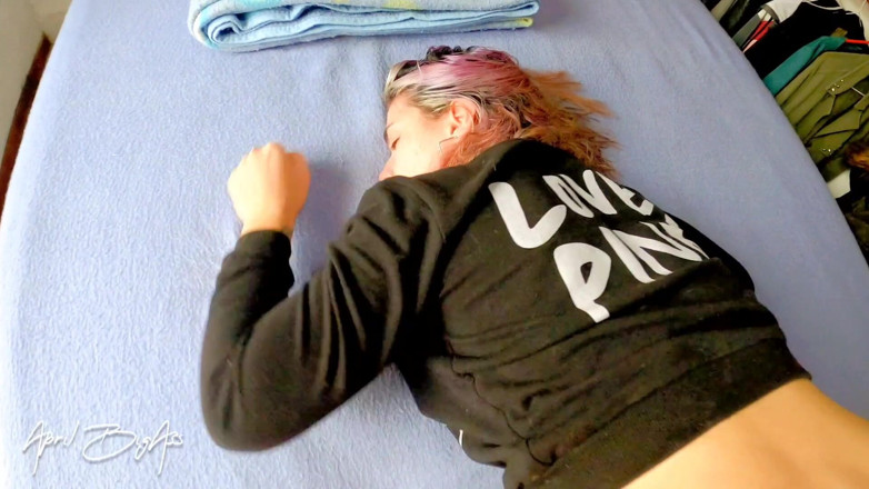 April BigAss: La teen (18+) mi implora di ricevere un cazzo per la...