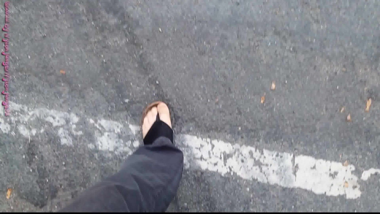 Carmen_Nylonjunge: 슬리퍼를 신은 페달 펌핑 ** Nylonfeet **