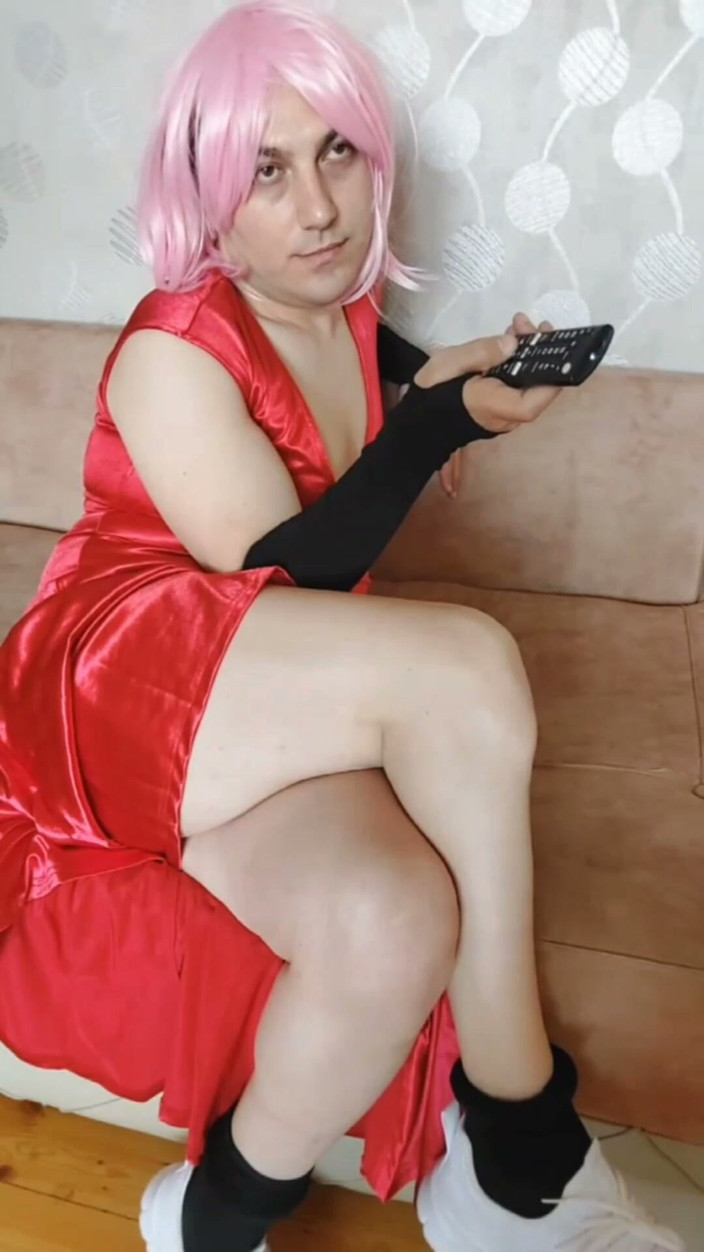 Kitty_Cross: Bonito chico blanco en feminidad con vestido rojo