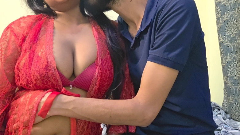 HotlisaAct: A las chicas indias les encanta mojar sus coños cachondos...